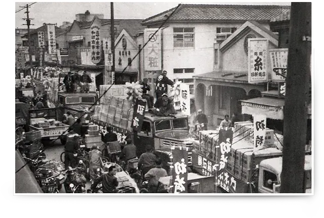 船厂周边地区的照片，这里正忙于第一批销售。