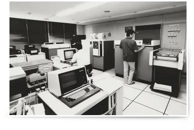 20 世纪 70 年代初开始使用计算机；当时计算机房的照片。