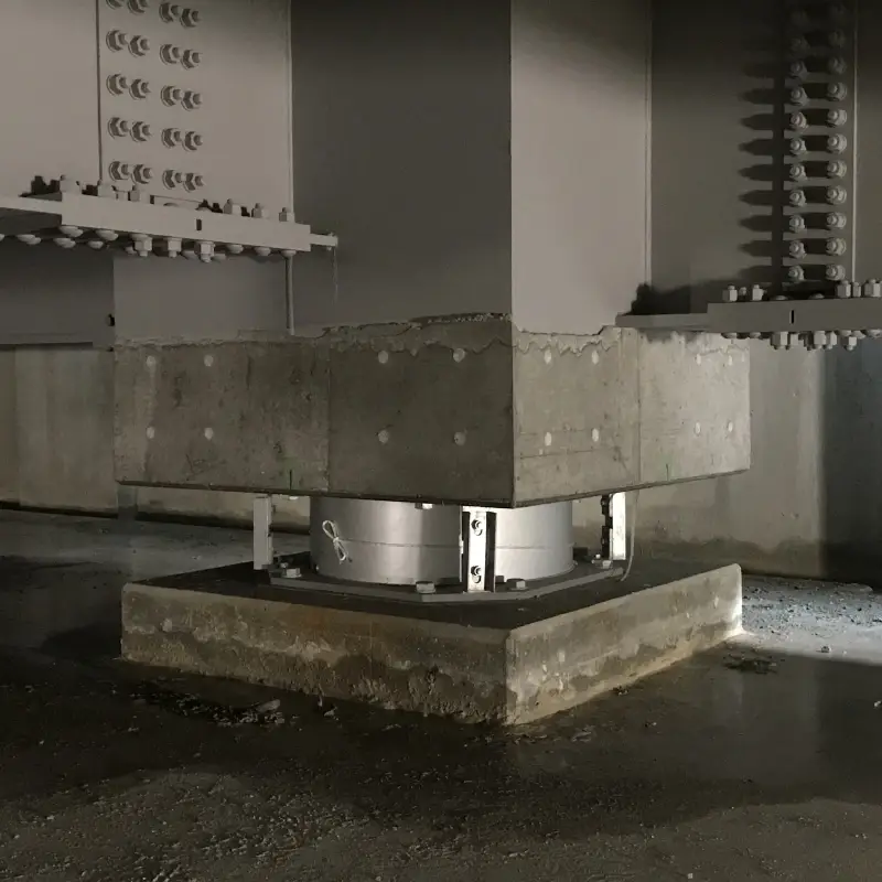 带隔震装置的柱子照片。